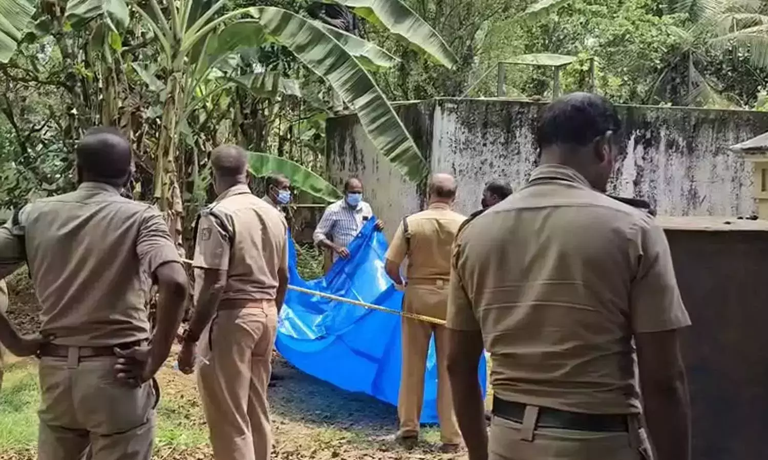 വളാഞ്ചേരിയിൽ ആൾതാമസമില്ലാത്ത വീടിൻ്റെ വാട്ടർ ടാങ്കിൽ യുവതിയുടെ മൃതദേഹം വളാഞ്ചേരിയിൽ ആൾതാമസമില്ലാത്ത വീടിൻ്റെ വാട്ടർ ടാങ്കിൽ യുവതിയുടെ മൃതദേഹം