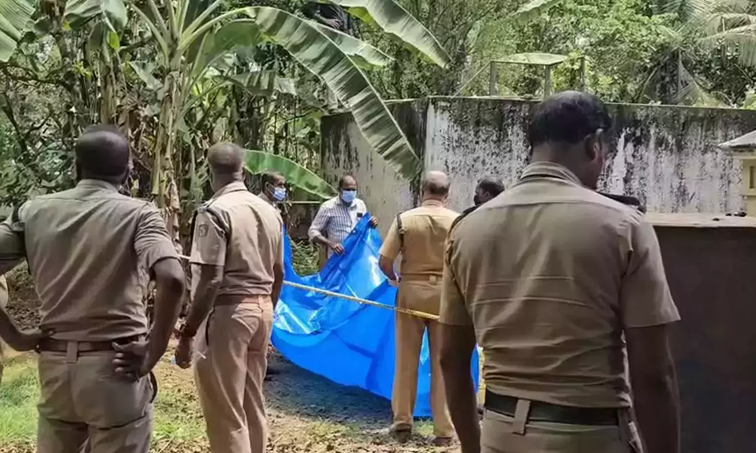 വളാഞ്ചേരിയിൽ ആൾതാമസമില്ലാത്ത വീടിൻ്റെ വാട്ടർ ടാങ്കിൽ യുവതിയുടെ മൃതദേഹം