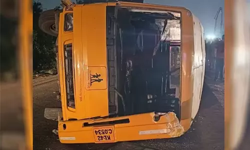 സ്‌കൂള്‍ ബസ്സ് മറിഞ്ഞ് കബഡി താരങ്ങളായ 13 വിദ്യാര്‍ഥിനികള്‍ക്ക് പരിക്ക്