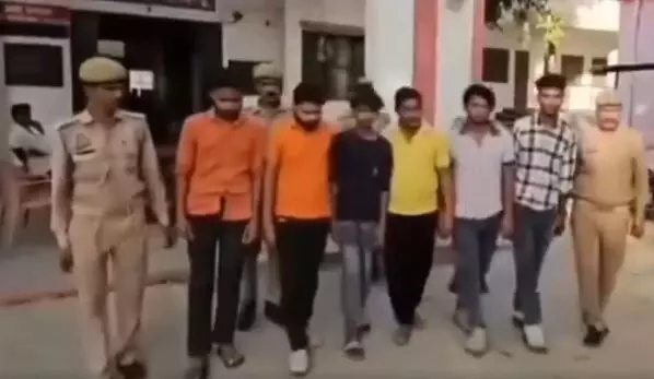 തൊഴുത്ത് ഉടമയില് നിന്ന് പണം തട്ടാന് ശ്രമിച്ച ആറ് ഹിന്ദുത്വ പശു സംരക്ഷകര് അറസ്റ്റില്(VIDEO) തൊഴുത്ത് ഉടമയില് നിന്ന് പണം തട്ടാന് ശ്രമിച്ച ആറ് ഹിന്ദുത്വ പശു സംരക്ഷകര് അറസ്റ്റില്(VIDEO)