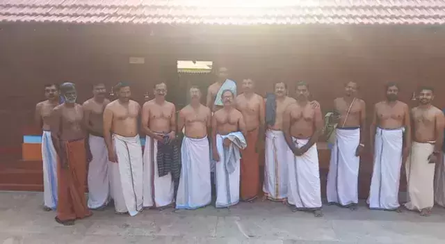 ജാതി തീണ്ടല് മാറി; രയര മംഗലത്ത് നാലമ്പലത്തില് എല്ലാ ജാതിക്കാര്ക്കും പ്രവേശം ജാതി തീണ്ടല് മാറി; രയര മംഗലത്ത് നാലമ്പലത്തില് എല്ലാ ജാതിക്കാര്ക്കും പ്രവേശം