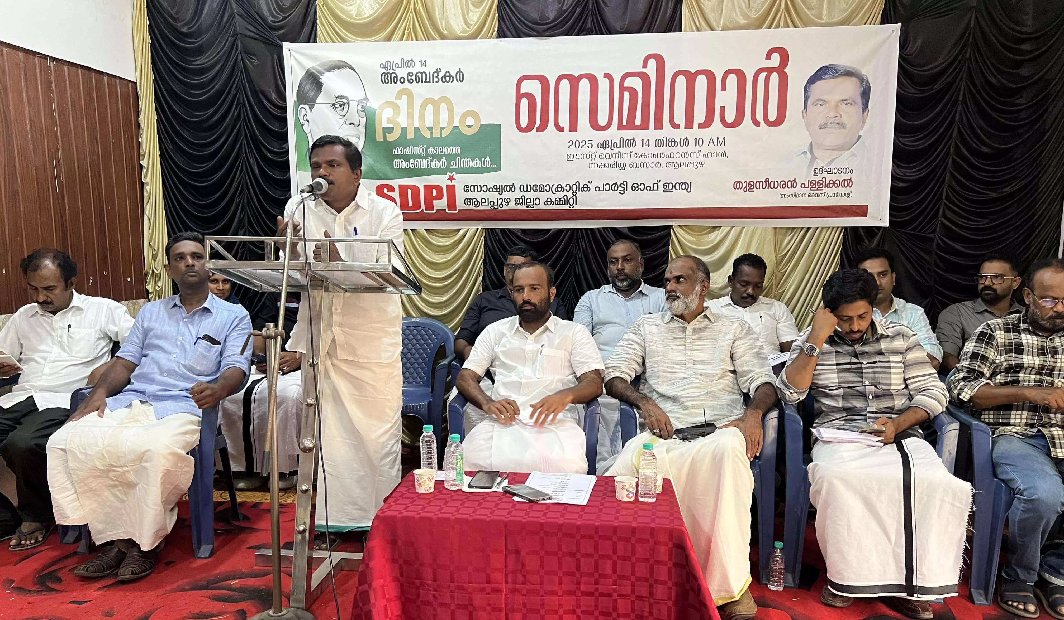 അംബേദ്കര് അധ:സ്ഥിത ജനവിഭാഗങ്ങളുടെ ഉന്നമനത്തിന് വേണ്ടി പ്രയത്നിച്ച വിപ്ലവകാരി: തുളസീധരന് പള്ളിക്കല് അംബേദ്കര് അധ:സ്ഥിത ജനവിഭാഗങ്ങളുടെ ഉന്നമനത്തിന് വേണ്ടി പ്രയത്നിച്ച വിപ്ലവകാരി: തുളസീധരന് പള്ളിക്കല്
