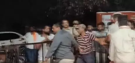 ശ്രീരാമസേന പരിപാടിയില് ബസനഗൗഡ യത്നല് സംസാരിക്കുമ്പോള് വടിവാളുമായി സ്റ്റേജില് കയറിയ യുവാവ് അറസ്റ്റില് ശ്രീരാമസേന പരിപാടിയില് ബസനഗൗഡ യത്നല് സംസാരിക്കുമ്പോള് വടിവാളുമായി സ്റ്റേജില് കയറിയ യുവാവ് അറസ്റ്റില്