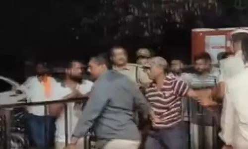 ശ്രീരാമസേന പരിപാടിയില് ബസനഗൗഡ യത്നല് സംസാരിക്കുമ്പോള് വടിവാളുമായി സ്റ്റേജില് കയറിയ യുവാവ് അറസ്റ്റില് ശ്രീരാമസേന പരിപാടിയില് ബസനഗൗഡ യത്നല് സംസാരിക്കുമ്പോള് വടിവാളുമായി സ്റ്റേജില് കയറിയ യുവാവ് അറസ്റ്റില്