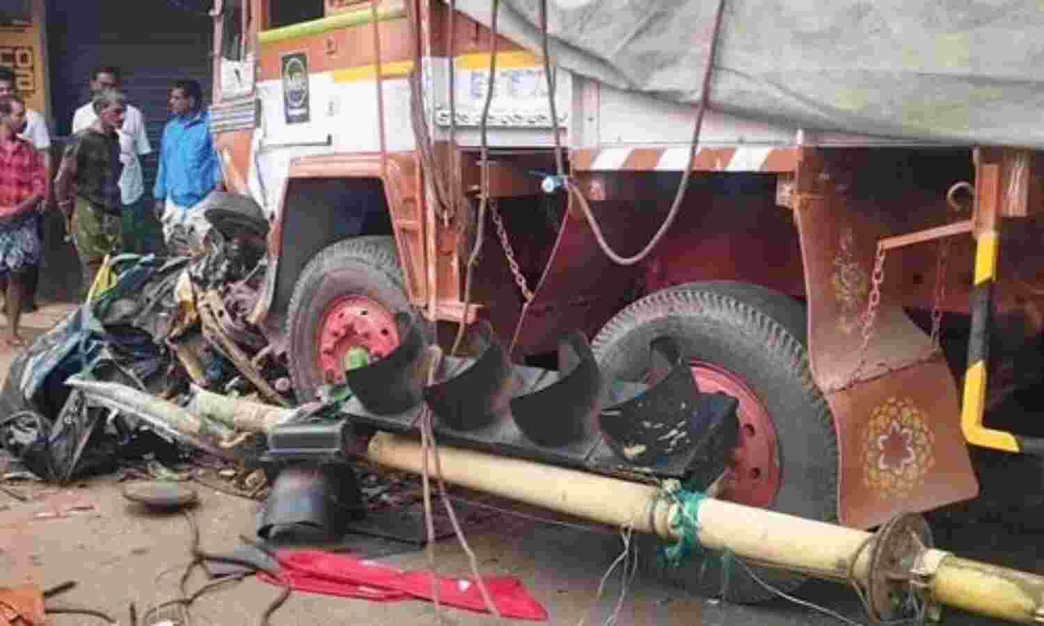 വാഹനങ്ങള് കൂട്ടിയിടിച്ച് അപകടം; നിരവധി പേര്ക്ക് പരിക്ക് വാഹനങ്ങള് കൂട്ടിയിടിച്ച് അപകടം; നിരവധി പേര്ക്ക് പരിക്ക്