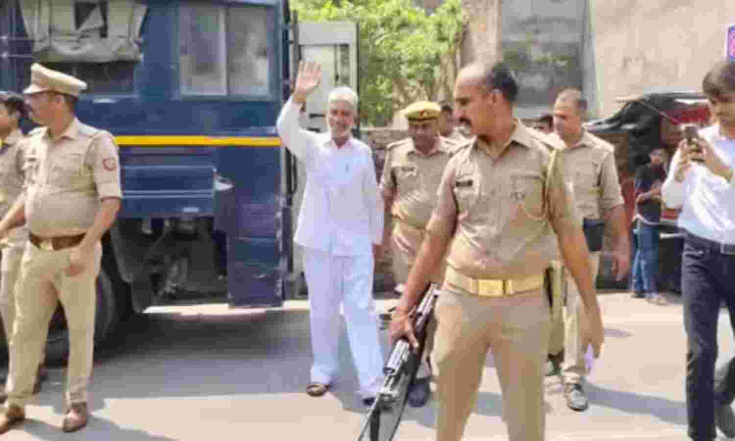 സംഭല് മസ്ജിദില് ഹാന്ഡ് റെയ്ല് സ്ഥാപിച്ചെന്ന കേസ് കുത്തിപ്പൊക്കി പോലിസ്; അഡ്വ. സഫര് അലിയെ കോടതിയില് ഹാജരാക്കി സംഭല് മസ്ജിദില് ഹാന്ഡ് റെയ്ല് സ്ഥാപിച്ചെന്ന കേസ് കുത്തിപ്പൊക്കി പോലിസ്; അഡ്വ. സഫര് അലിയെ കോടതിയില് ഹാജരാക്കി