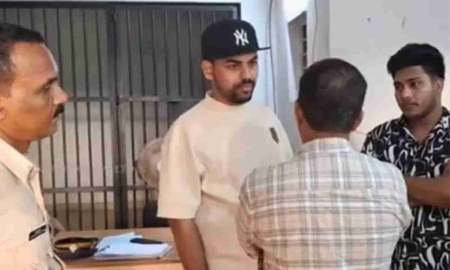 ബസ് ജീവനക്കാര്ക്ക് നേരെ എയര്ഗണ് ചൂണ്ടിയ വ്ലോഗര് തൊപ്പി കസ്റ്റഡിയില് ബസ് ജീവനക്കാര്ക്ക് നേരെ എയര്ഗണ് ചൂണ്ടിയ വ്ലോഗര് തൊപ്പി കസ്റ്റഡിയില്