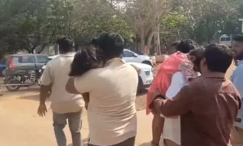 കാറിനുളളില് കുടുങ്ങിയ രണ്ടു കുട്ടികള് മരിച്ച നിലയില് കാറിനുളളില് കുടുങ്ങിയ രണ്ടു കുട്ടികള് മരിച്ച നിലയില്