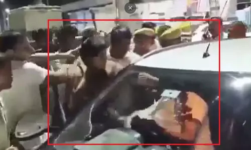 അംബേദ്ക്കര് പ്രതിമയുടെ ഫലകം മാറ്റണമെന്ന് ബിജെപിക്കാര്; ബിജെപി നേതാവിന്റെ കോളറിന് പിടിച്ച് കോണ്ഗ്രസ് വനിതാ എംഎല്എ (വീഡിയോ) അംബേദ്ക്കര് പ്രതിമയുടെ ഫലകം മാറ്റണമെന്ന് ബിജെപിക്കാര്; ബിജെപി നേതാവിന്റെ കോളറിന് പിടിച്ച് കോണ്ഗ്രസ് വനിതാ എംഎല്എ (വീഡിയോ)