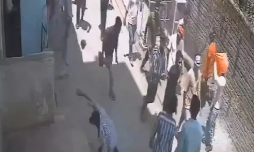 മധ്യപ്രദേശിലെ ഗുണയില് ഹിന്ദുത്വര് ആക്രമണം നടത്തുന്നതിന്റെ ദൃശ്യം പുറത്ത് (വീഡിയോ) മധ്യപ്രദേശിലെ ഗുണയില് ഹിന്ദുത്വര് ആക്രമണം നടത്തുന്നതിന്റെ ദൃശ്യം പുറത്ത് (വീഡിയോ)