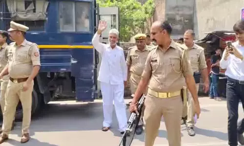 സംഭല് മസ്ജിദില് ഹാന്ഡ് റെയ്ല് സ്ഥാപിച്ചെന്ന കേസ് കുത്തിപ്പൊക്കി പോലിസ്; അഡ്വ. സഫര് അലിയെ കോടതിയില് ഹാജരാക്കി സംഭല് മസ്ജിദില് ഹാന്ഡ് റെയ്ല് സ്ഥാപിച്ചെന്ന കേസ് കുത്തിപ്പൊക്കി പോലിസ്; അഡ്വ. സഫര് അലിയെ കോടതിയില് ഹാജരാക്കി