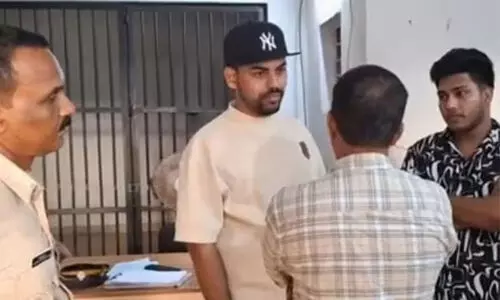 ബസ് ജീവനക്കാര്ക്ക് നേരെ എയര്ഗണ് ചൂണ്ടിയ വ്ലോഗര് തൊപ്പി കസ്റ്റഡിയില് ബസ് ജീവനക്കാര്ക്ക് നേരെ എയര്ഗണ് ചൂണ്ടിയ വ്ലോഗര് തൊപ്പി കസ്റ്റഡിയില്