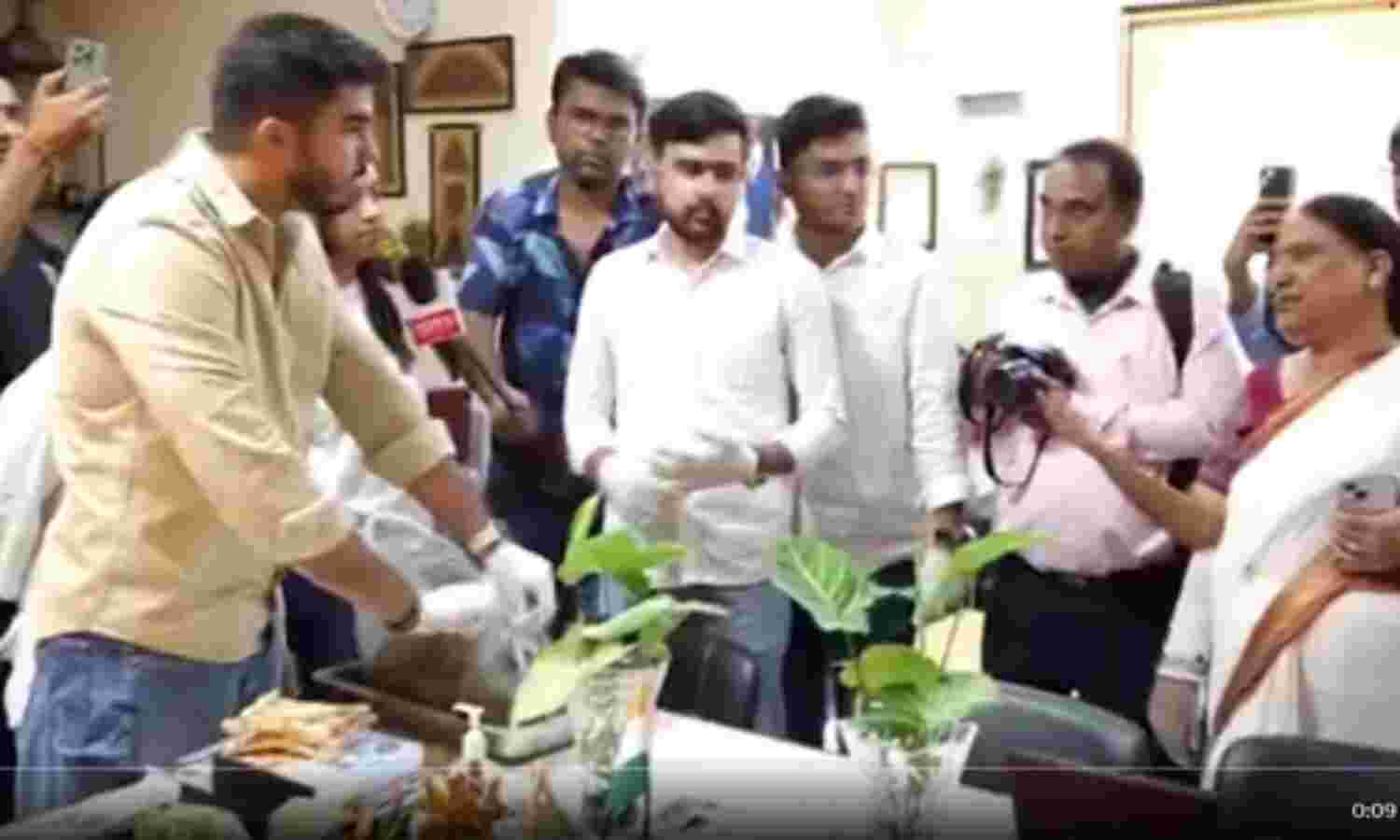ക്ലാസ് മുറി തണുപ്പിക്കാന് ചുവരില് ചാണകം പുരട്ടിയ പ്രിന്സിപ്പലിന്റെ മുറിയില് ചാണകം തേച്ച് വിദ്യാര്ഥികള് (വീഡിയോ) ക്ലാസ് മുറി തണുപ്പിക്കാന് ചുവരില് ചാണകം പുരട്ടിയ പ്രിന്സിപ്പലിന്റെ മുറിയില് ചാണകം തേച്ച് വിദ്യാര്ഥികള് (വീഡിയോ)