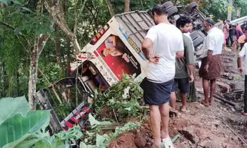 ശബരിമല തീര്ത്ഥാടകര് സഞ്ചരിച്ച ബസ് മറിഞ്ഞ് ഒരാള് മരിച്ചു ശബരിമല തീര്ത്ഥാടകര് സഞ്ചരിച്ച ബസ് മറിഞ്ഞ് ഒരാള് മരിച്ചു