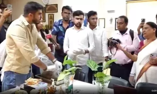 ക്ലാസ് മുറി തണുപ്പിക്കാന് ചുവരില് ചാണകം പുരട്ടിയ പ്രിന്സിപ്പലിന്റെ മുറിയില് ചാണകം തേച്ച് വിദ്യാര്ഥികള് (വീഡിയോ) ക്ലാസ് മുറി തണുപ്പിക്കാന് ചുവരില് ചാണകം പുരട്ടിയ പ്രിന്സിപ്പലിന്റെ മുറിയില് ചാണകം തേച്ച് വിദ്യാര്ഥികള് (വീഡിയോ)