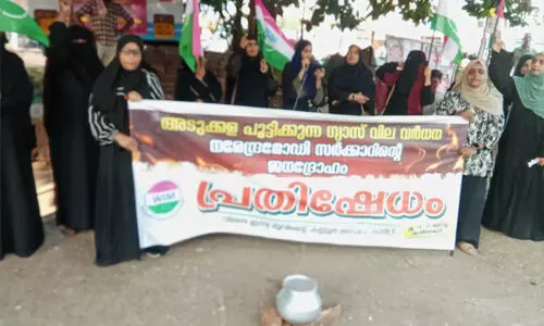 പാചകവാതക വില വര്ധനക്കെതിരെ വിമന് ഇന്ത്യ മൂവ്മെന്റിന്റെ പ്രതിഷേധം പാചകവാതക വില വര്ധനക്കെതിരെ വിമന് ഇന്ത്യ മൂവ്മെന്റിന്റെ പ്രതിഷേധം