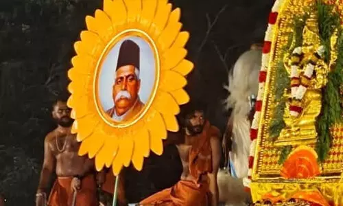 കൊല്ലം പൂരത്തിന്റെ കുടമാറ്റത്തില് നവോത്ഥാന നായകരുടെ ചിത്രങ്ങള്ക്കൊപ്പം ആര്എസ്എസ് സ്ഥാപകന് ഹെഡ്ഗേവാറിന്റെ ചിത്രവും കൊല്ലം പൂരത്തിന്റെ കുടമാറ്റത്തില് നവോത്ഥാന നായകരുടെ ചിത്രങ്ങള്ക്കൊപ്പം ആര്എസ്എസ് സ്ഥാപകന് ഹെഡ്ഗേവാറിന്റെ ചിത്രവും