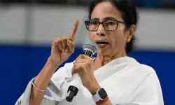 വോട്ടര്പട്ടികയില് പേരില്ലെങ്കില് സ്ത്രീകള് അടുക്കള ഉപകരണങ്ങള് ഉപയോഗിക്കണം: മമതാ ബാനര്ജി വോട്ടര്പട്ടികയില് പേരില്ലെങ്കില് സ്ത്രീകള് അടുക്കള ഉപകരണങ്ങള് ഉപയോഗിക്കണം: മമതാ ബാനര്ജി