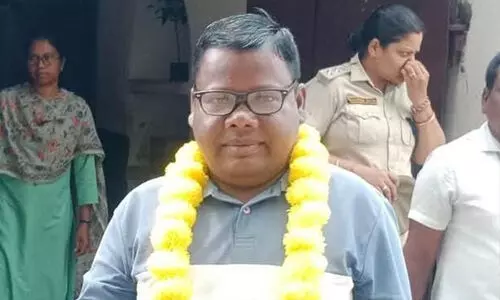 ഗ്രഹാം സ്റ്റെയ്ന്സ് കൊലക്കേസ്: പ്രതിയായ ബജ്റംഗ് ദള് പ്രവര്ത്തകനെ വിട്ടയച്ച് ഒഡീഷ സര്ക്കാര്, ജയ് ശ്രീ റാം വിളിച്ച് സ്വീകരണം ഗ്രഹാം സ്റ്റെയ്ന്സ് കൊലക്കേസ്: പ്രതിയായ ബജ്റംഗ് ദള് പ്രവര്ത്തകനെ വിട്ടയച്ച് ഒഡീഷ സര്ക്കാര്, ജയ് ശ്രീ റാം വിളിച്ച് സ്വീകരണം