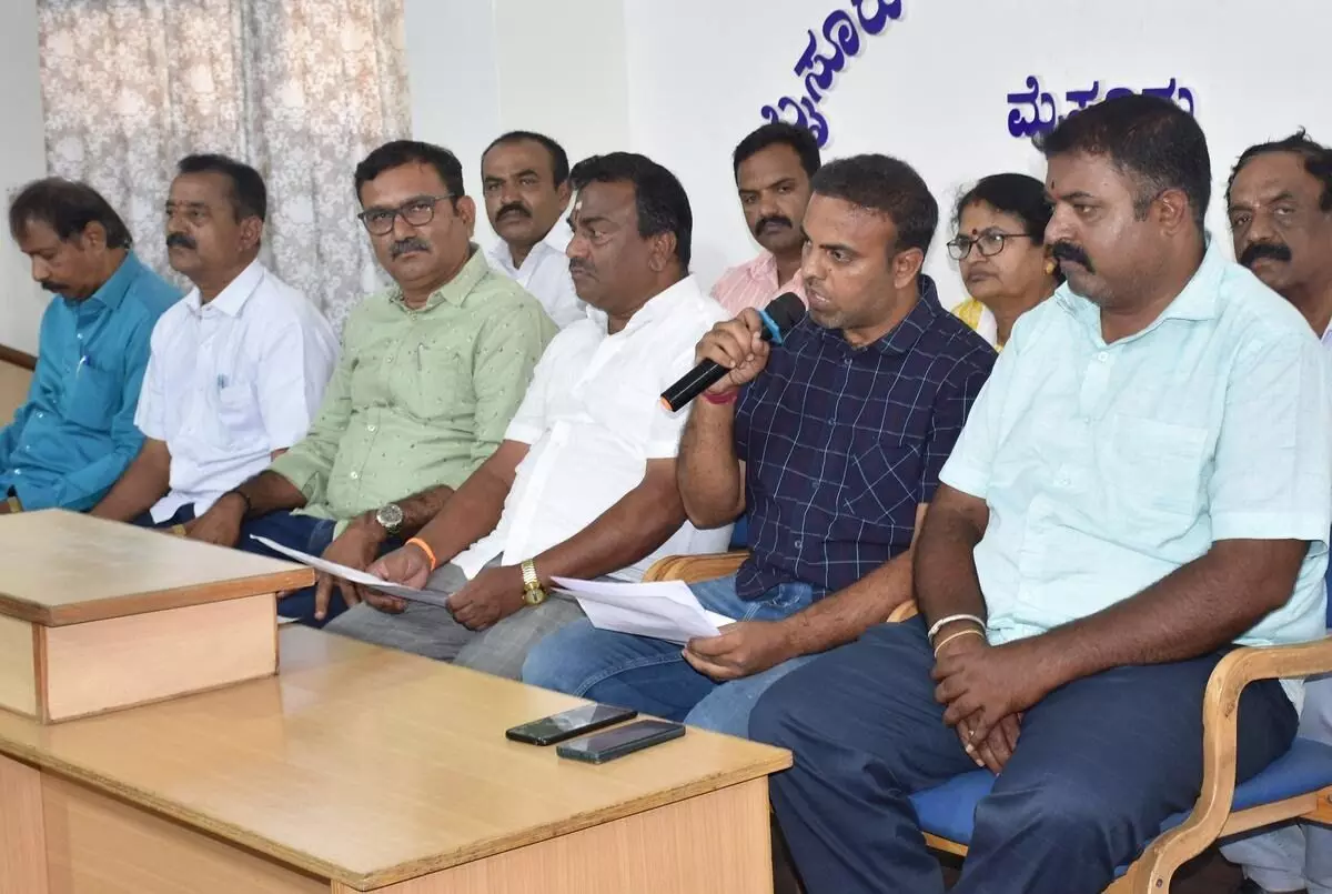 ജാതി സെൻസസ് റിപോർട്ട് നടപ്പിലാക്കാൻ സമ്മർദ്ദം ചെലുത്തി കർണാടക കോൺഗ്രസിലെ ഒബിസി നേതാക്കൾ ജാതി സെൻസസ് റിപോർട്ട് നടപ്പിലാക്കാൻ സമ്മർദ്ദം ചെലുത്തി കർണാടക കോൺഗ്രസിലെ ഒബിസി നേതാക്കൾ