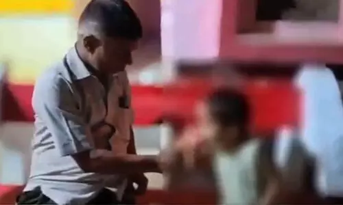 ജലദോഷം മാറ്റാന് നാലു വയസുകാരനെ കൊണ്ട് സിഗററ്റ് വലിപ്പിച്ച ഡോക്ടര്ക്കെതിരെ കേസ് (വീഡിയോ) ജലദോഷം മാറ്റാന് നാലു വയസുകാരനെ കൊണ്ട് സിഗററ്റ് വലിപ്പിച്ച ഡോക്ടര്ക്കെതിരെ കേസ് (വീഡിയോ)