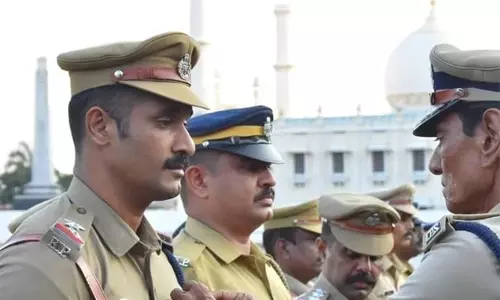 മദ്യപിച്ചു വീട്ടില് പ്രശ്നമുണ്ടാക്കുന്നവരെ കൊണ്ട് ഒപ്പിടീച്ച് ഏറ്റുമാനൂര് പോലിസ് മദ്യപിച്ചു വീട്ടില് പ്രശ്നമുണ്ടാക്കുന്നവരെ കൊണ്ട് ഒപ്പിടീച്ച് ഏറ്റുമാനൂര് പോലിസ്