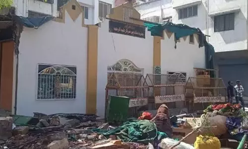 നാസിക്കില്‍ പതിറ്റാണ്ടുകള്‍ പഴക്കമുള്ള ദര്‍ഗ നഗരസഭ പൊളിച്ചു; സംഘര്‍ഷം; 21 പോലിസുകാര്‍ക്ക് പരിക്ക്(വീഡിയോ)