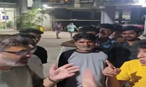 നോണ് വെജ് കഴിക്കുന്ന മറാത്തികള് വൃത്തികെട്ടവരെന്ന് ഗുജറാത്തി; മുംബൈയിലെ അപാര്ട്ട്മെന്റില് സംഘര്ഷം (video) നോണ് വെജ് കഴിക്കുന്ന മറാത്തികള് വൃത്തികെട്ടവരെന്ന് ഗുജറാത്തി; മുംബൈയിലെ അപാര്ട്ട്മെന്റില് സംഘര്ഷം (video)