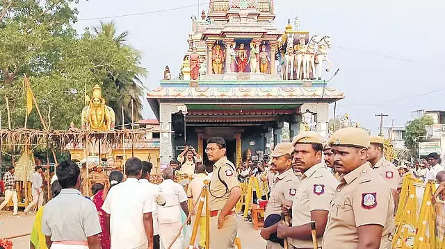 അടച്ചിട്ട ക്ഷേത്രം തുറക്കാന് ഉത്തരവിട്ട് കോടതി; പോലിസ് സംരക്ഷണത്തില് ദര്ശനം നടത്തി ദലിതര് അടച്ചിട്ട ക്ഷേത്രം തുറക്കാന് ഉത്തരവിട്ട് കോടതി; പോലിസ് സംരക്ഷണത്തില് ദര്ശനം നടത്തി ദലിതര്
