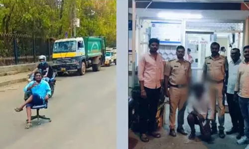 റീല്സിനായി നടുറോഡില് കസേരയിട്ട് ചായ കുടിച്ചു; വീഡിയോ വൈറലായി, യുവാവ് അറസ്റ്റില്(വീഡിയോ) റീല്സിനായി നടുറോഡില് കസേരയിട്ട് ചായ കുടിച്ചു; വീഡിയോ വൈറലായി, യുവാവ് അറസ്റ്റില്(വീഡിയോ)