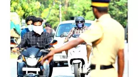 വാഹന പരിശോധന: ഫോണില് ഫോട്ടോ എടുത്ത് വാഹന ഉടമകള്ക്ക് നോട്ടിസ് അയക്കുന്നത് ഒഴിവാക്കും വാഹന പരിശോധന: ഫോണില് ഫോട്ടോ എടുത്ത് വാഹന ഉടമകള്ക്ക് നോട്ടിസ് അയക്കുന്നത് ഒഴിവാക്കും