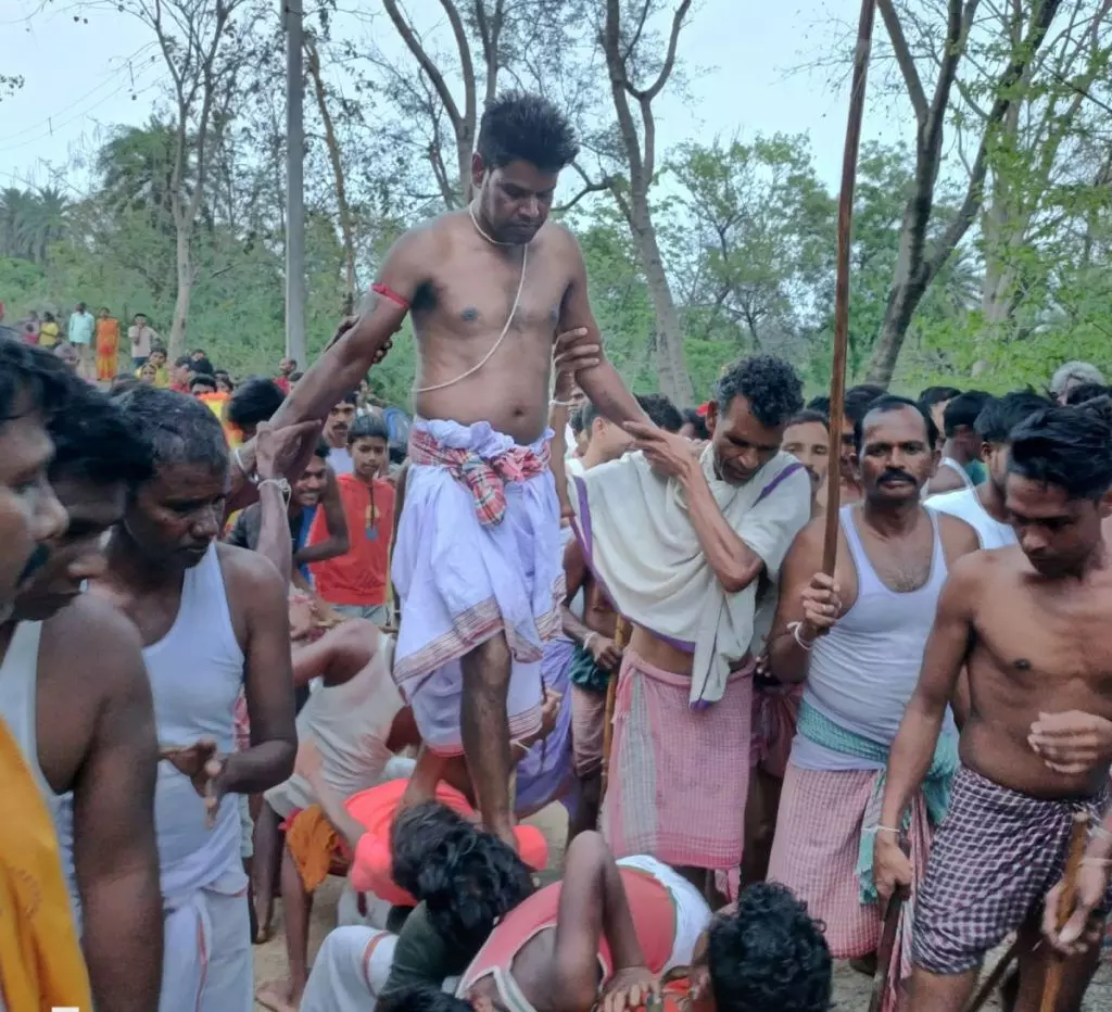 ബ്രാഹ്മണ ബന്ധന; ഗോത്രവര്ഗങ്ങളുടെ ശരീരത്തിനു മീതെ നടക്കുന്ന ആചാരം തിരികെ കൊണ്ടു വന്ന് ഹിന്ദുത്വര് ബ്രാഹ്മണ ബന്ധന; ഗോത്രവര്ഗങ്ങളുടെ ശരീരത്തിനു മീതെ നടക്കുന്ന ആചാരം തിരികെ കൊണ്ടു വന്ന് ഹിന്ദുത്വര്