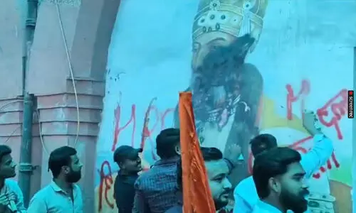 ഔറംഗസേബാണെന്ന് തെറ്റിധരിച്ച് ബഹദൂര് ഷാ സഫറിന്റെ ഛായാചിത്രം ഹിന്ദുത്വര് നശിപ്പിച്ചു; കേസെടുത്ത് റെയില്വേ പോലിസ് (വീഡിയോ) ഔറംഗസേബാണെന്ന് തെറ്റിധരിച്ച് ബഹദൂര് ഷാ സഫറിന്റെ ഛായാചിത്രം ഹിന്ദുത്വര് നശിപ്പിച്ചു; കേസെടുത്ത് റെയില്വേ പോലിസ് (വീഡിയോ)