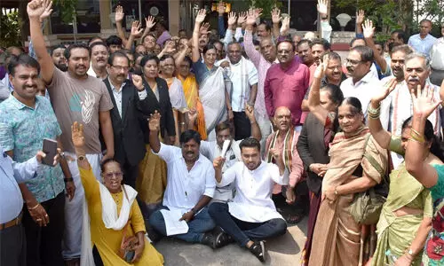പ്രവേശന പരീക്ഷക്കെത്തിയ ബ്രാഹ്മണ വിദ്യാര്ഥികളുടെ പൂണൂല് ഊരിച്ചെന്ന് ആരോപണം; പ്രതിഷേധിച്ച് ബ്രാഹ്മണരും ബിജെപിയും പ്രവേശന പരീക്ഷക്കെത്തിയ ബ്രാഹ്മണ വിദ്യാര്ഥികളുടെ പൂണൂല് ഊരിച്ചെന്ന് ആരോപണം; പ്രതിഷേധിച്ച് ബ്രാഹ്മണരും ബിജെപിയും