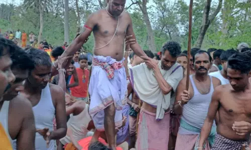 ബ്രാഹ്‌മണ ബന്ധന; ഗോത്രവര്‍ഗങ്ങളുടെ ശരീരത്തിനു മീതെ നടക്കുന്ന ആചാരം തിരികെ കൊണ്ടു വന്ന് ഹിന്ദുത്വര്‍