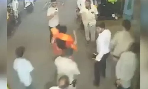 ബാങ്ക് വിളി നിര്ത്തണമെന്ന് ദര്ഗ ജീവനക്കാരെ ഭീഷണിപ്പെടുത്തി ബിജെപി എംപി (വീഡിയോ) ബാങ്ക് വിളി നിര്ത്തണമെന്ന് ദര്ഗ ജീവനക്കാരെ ഭീഷണിപ്പെടുത്തി ബിജെപി എംപി (വീഡിയോ)