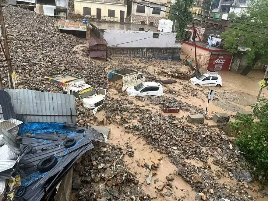 ജമ്മു കശ്മീരില് മേഘവിസ്ഫോടനം; മൂന്ന് മരണം; നിരവധി പേര് കുടുങ്ങികിടക്കുന്നു ജമ്മു കശ്മീരില് മേഘവിസ്ഫോടനം; മൂന്ന് മരണം; നിരവധി പേര് കുടുങ്ങികിടക്കുന്നു