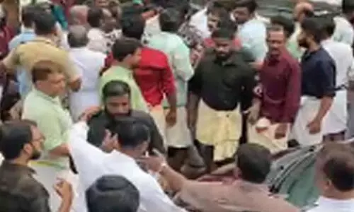 വാഹനങ്ങള് തമ്മില് ഉരസി; നടുറോഡില് ഏറ്റുമുട്ടി വിവാഹസംഘങ്ങള് വാഹനങ്ങള് തമ്മില് ഉരസി; നടുറോഡില് ഏറ്റുമുട്ടി വിവാഹസംഘങ്ങള്