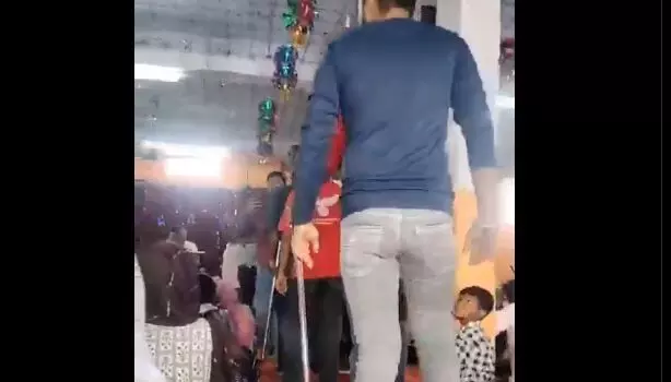 ഈസ്റ്റര് ദിനത്തില് ക്രിസ്ത്യന് ദേവാലയത്തില് അതിക്രമിച്ചു കയറി ഹിന്ദുത്വര് (വീഡിയോ) ഈസ്റ്റര് ദിനത്തില് ക്രിസ്ത്യന് ദേവാലയത്തില് അതിക്രമിച്ചു കയറി ഹിന്ദുത്വര് (വീഡിയോ)