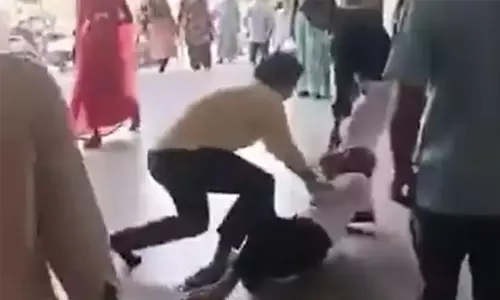 രോഗികളുടെ നീണ്ട നിര കണ്ട് ഡോക്ടര്‍ക്ക് കലി കയറി; വയോധികനെ വലിച്ചിഴച്ചു മര്‍ദ്ദിച്ചു (വീഡിയോ)