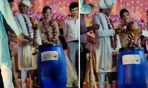 വിവാഹ ചടങ്ങില് നവദമ്പതികള്ക്ക് നീല ഡ്രം സമ്മാനിച്ച് സുഹൃത്തുക്കള്; വിമര്ശിച്ച് നെറ്റിസണ്സ് (വീഡിയോ) വിവാഹ ചടങ്ങില് നവദമ്പതികള്ക്ക് നീല ഡ്രം സമ്മാനിച്ച് സുഹൃത്തുക്കള്; വിമര്ശിച്ച് നെറ്റിസണ്സ് (വീഡിയോ)