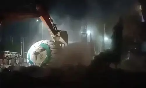 ഉത്തരാഖണ്ഡിലെ രുദ്രാപൂരില് ദര്ഗ പൊളിച്ചു (വീഡിയോ) ഉത്തരാഖണ്ഡിലെ രുദ്രാപൂരില് ദര്ഗ പൊളിച്ചു (വീഡിയോ)