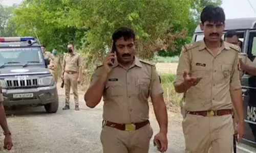 ഭീല് ആദിവാസികളെ മതം മാറ്റാന് ശ്രമിച്ചുവെന്ന് ബജ്റംഗ്ദള്; യുഎസ് പൗരന് അടക്കം രണ്ടു പേര് കസ്റ്റഡിയില് ഭീല് ആദിവാസികളെ മതം മാറ്റാന് ശ്രമിച്ചുവെന്ന് ബജ്റംഗ്ദള്; യുഎസ് പൗരന് അടക്കം രണ്ടു പേര് കസ്റ്റഡിയില്