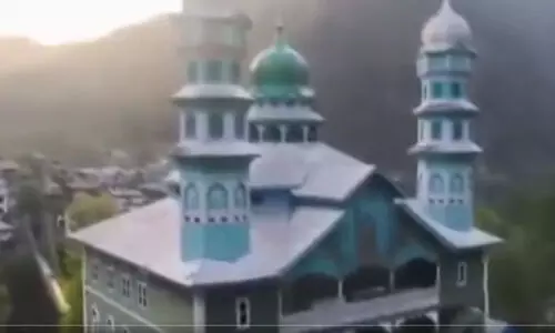 പഹല്ഗാം ആക്രമണത്തെ അപലപിച്ച് മുസ്ലിം പള്ളിയില് നിന്നും സന്ദേശം (വീഡിയോ) പഹല്ഗാം ആക്രമണത്തെ അപലപിച്ച് മുസ്ലിം പള്ളിയില് നിന്നും സന്ദേശം (വീഡിയോ)