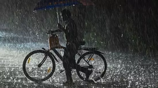 സംസ്ഥാനത്ത് ഇന്ന് ഇടിയോടു കൂടിയ ശക്തമായ മഴ സംസ്ഥാനത്ത് ഇന്ന് ഇടിയോടു കൂടിയ ശക്തമായ മഴ