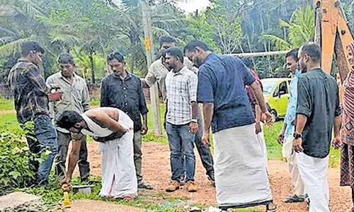 പാലം നിര്മാണത്തിന് ഭൂമിപൂജ; സിപിഎമ്മിനെ പരിഹസിച്ച് കോണ്ഗ്രസ് പാലം നിര്മാണത്തിന് ഭൂമിപൂജ; സിപിഎമ്മിനെ പരിഹസിച്ച് കോണ്ഗ്രസ്