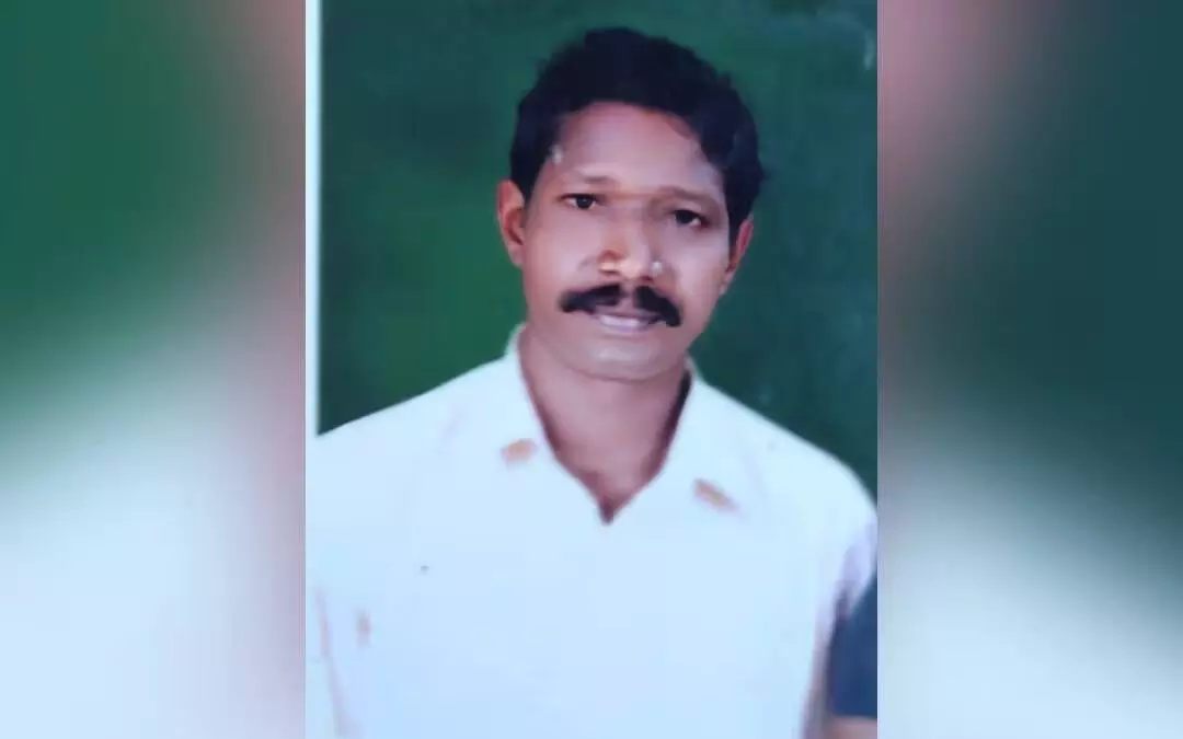 മരക്കൊമ്പ് തുടയില് കുത്തിക്കയറി തൊഴിലാളി മരിച്ചു; മരത്തിനു മുകളില് കുടുങ്ങിയത് മൂന്നര മണിക്കൂര് മരക്കൊമ്പ് തുടയില് കുത്തിക്കയറി തൊഴിലാളി മരിച്ചു; മരത്തിനു മുകളില് കുടുങ്ങിയത് മൂന്നര മണിക്കൂര്