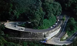 താമരശ്ശേരി ചുരത്തില് സഞ്ചാരി കാല്വഴുതി കൊക്കയില് വീണു താമരശ്ശേരി ചുരത്തില് സഞ്ചാരി കാല്വഴുതി കൊക്കയില് വീണു