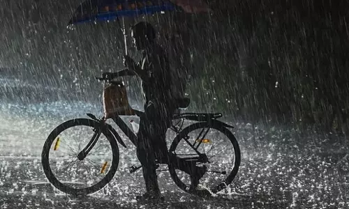 സംസ്ഥാനത്ത് ഇന്ന് ഇടിയോടു കൂടിയ ശക്തമായ മഴ സംസ്ഥാനത്ത് ഇന്ന് ഇടിയോടു കൂടിയ ശക്തമായ മഴ