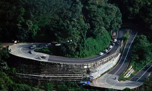 താമരശ്ശേരി ചുരത്തില്‍ സഞ്ചാരി കാല്‍വഴുതി കൊക്കയില്‍ വീണു